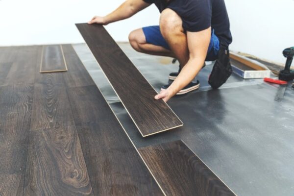 why laminate flooring squeaks after installation